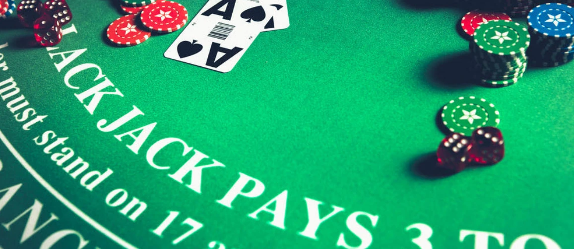 Blackjack stol s kartama i žetonima, ilustracija područja primjene sustava