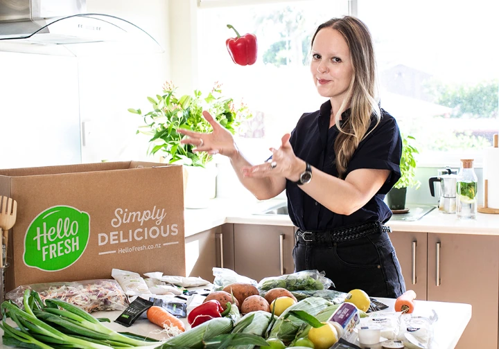 HelloFresh paket i svježe namirnice u kuhinji
